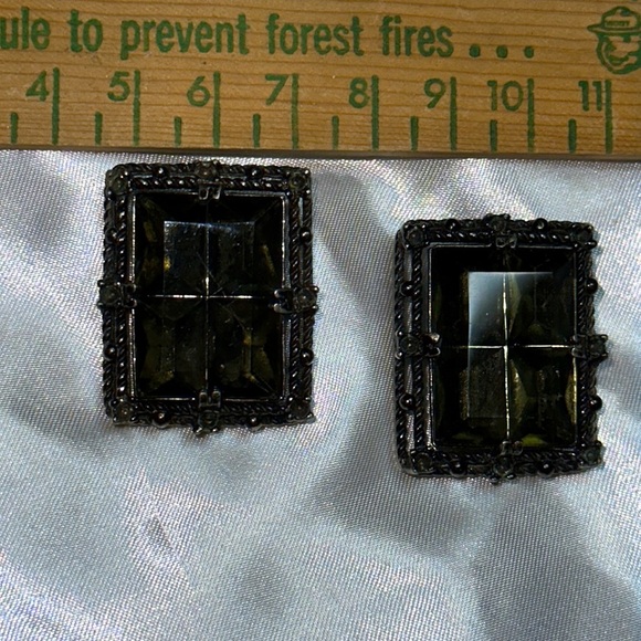 Vintage Classic Cut Crystal Old Clip on earrings - Very Dark Faceted Green Stone - Picture 4 of 5